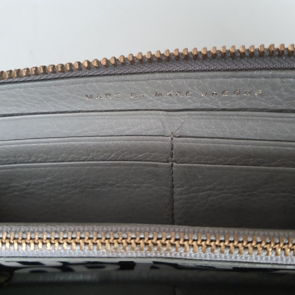 Marc Jacobs Large Wallet - Picture 3 of 4